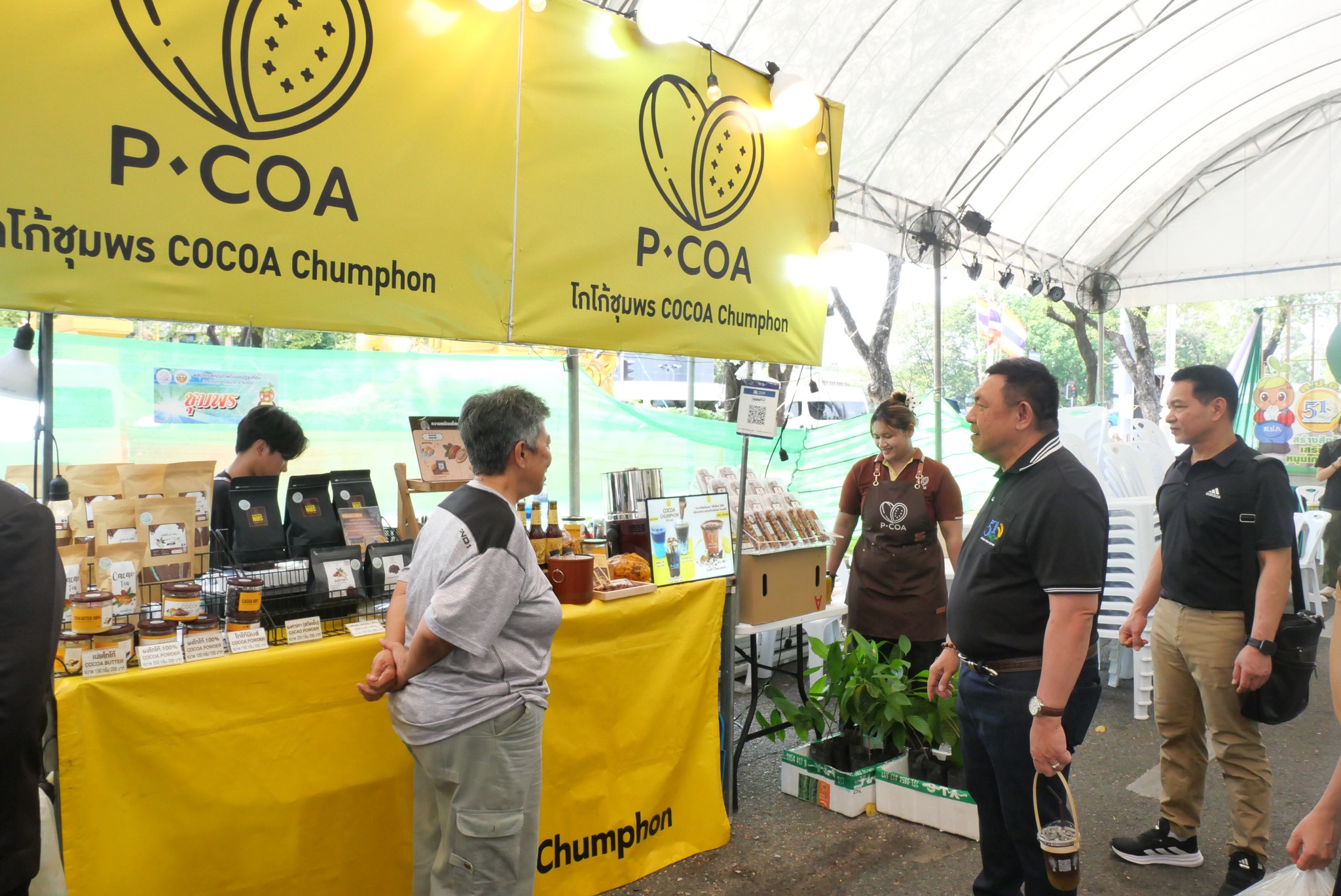 title - เลขาธิการ ส.ป.ก. เยี่ยมทักทายเกษตรกรและซื้อสินค้าในบรรยากาศวันสุดท้ายของการออกร้านขายสินค้า จากเขตปฏิรูปที่ดิน ส่งท้ายงานครบรอบ 51 ปี ส.ป.ก.